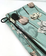 Lade das Bild in den Galerie-Viewer, Zipfelloop Jersey Bambus mintgrün Blumen leichter Loop für Damen Pastellfarben
