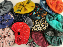 Lade das Bild in den Galerie-Viewer, Scrunchie mit Spiralgummi passend zu Loop usw. verschiedene Muster Jersey Damen Mädchen Zopfgummi Haargummi verschiedene Farben Set