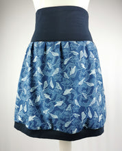 Lade das Bild in den Galerie-Viewer, Rock "Fjar" - Damenrock aus Jersey mit  Vögeln, blau knielang klappbarer Bund
