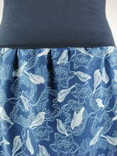 Lade das Bild in den Galerie-Viewer, Rock Jersey Vögel blau knielang breiter Bund flexibel bequem Büro Zuhause mittelblau Muster
