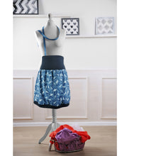 Lade das Bild in den Galerie-Viewer, Rock "Fjar" - Damenrock aus Jersey mit  Vögeln, blau knielang klappbarer Bund