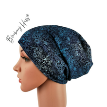 Lade das Bild in den Galerie-Viewer, Beanie &quot;Skye&quot; für Damen aus blauem Jersey mit Farbverlauf und Naturmotiv

