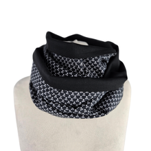 Lade das Bild in den Galerie-Viewer, Loop &quot;Nox&quot; Totenköpfe handgemacht aus Baumwolle und Jersey Unisex schwarz weiß handmade
