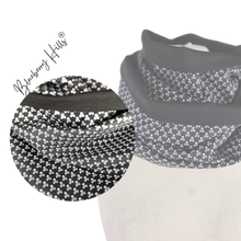 Lade das Bild in den Galerie-Viewer, Loop &quot;Nox&quot; Totenköpfe handgemacht aus Baumwolle und Jersey Unisex schwarz weiß handmade
