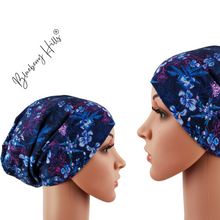 Lade das Bild in den Galerie-Viewer, Beanie &quot;Blue Meadow&quot; für Damen aus blauem Jersey mit Naturmotiv
