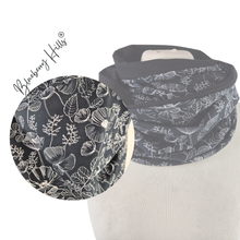 Lade das Bild in den Galerie-Viewer, Loop &quot;Svartlin&quot; handgemacht aus Jersey mit Blumenmuster schwarz-weiß
