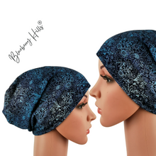 Lade das Bild in den Galerie-Viewer, Beanie &quot;Skye&quot; für Damen aus blauem Jersey mit Farbverlauf und Naturmotiv
