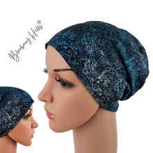 Lade das Bild in den Galerie-Viewer, Beanie &quot;Skye&quot; für Damen aus blauem Jersey mit Farbverlauf und Naturmotiv
