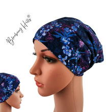 Lade das Bild in den Galerie-Viewer, Beanie &quot;Blue Meadow&quot; für Damen aus blauem Jersey mit Naturmotiv
