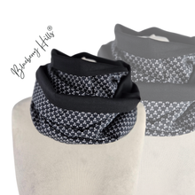Lade das Bild in den Galerie-Viewer, Loop &quot;Nox&quot; Totenköpfe handgemacht aus Baumwolle und Jersey Unisex schwarz weiß handmade
