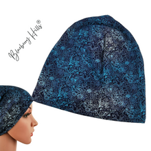 Lade das Bild in den Galerie-Viewer, Beanie &quot;Skye&quot; für Damen aus blauem Jersey mit Farbverlauf und Naturmotiv
