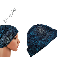 Lade das Bild in den Galerie-Viewer, Beanie &quot;Skye&quot; für Damen aus blauem Jersey mit Farbverlauf und Naturmotiv
