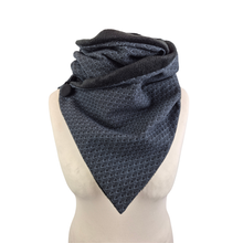 Lade das Bild in den Galerie-Viewer, Winterloop Fleece schwarz grau edel – warmer Unisex Fleeceloop mit grafischem Muster
