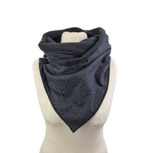 Lade das Bild in den Galerie-Viewer, Winterloop Fleece TUSENFRYD schwarz – warmer Fleeceloop mit feinem Muster
