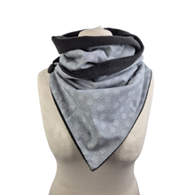 Lade das Bild in den Galerie-Viewer, Winterloop Fleece Kreise Hellgrau – warmer Fleeceloop mit grafischem Muster
