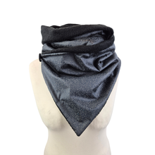Lade das Bild in den Galerie-Viewer, Winterloop Fleece TRACHTEN Anthrazit Schwarz – warmer Fleeceloop mit floralem Muster
