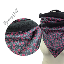 Lade das Bild in den Galerie-Viewer, Winterloop Fleece TRACHTEN Anthrazit Rosa – warmer Fleeceloop mit kleinen Röschen
