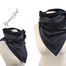 Lade das Bild in den Galerie-Viewer, Winterloop Fleece MINI DOTS Schwarz – warmer Fleeceloop mit weißen Punkten
