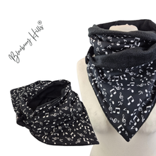 Lade das Bild in den Galerie-Viewer, Winterloop Fleece NOTEN Schwarz – warmer Fleeceloop mit Noten &amp; Notenschlüsseln
