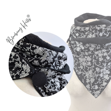 Lade das Bild in den Galerie-Viewer, Winterloop Fleece RANKEN schwarz – warmer Fleeceloop schwarz mit weißen Blumenranken
