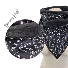 Lade das Bild in den Galerie-Viewer, Winterloop Fleece NOTEN Schwarz – warmer Fleeceloop mit Noten &amp; Notenschlüsseln
