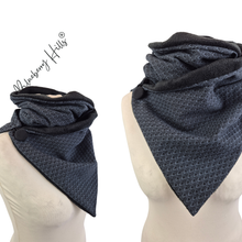 Lade das Bild in den Galerie-Viewer, Winterloop Fleece schwarz grau edel – warmer Unisex Fleeceloop mit grafischem Muster

