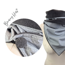 Lade das Bild in den Galerie-Viewer, Winterloop Fleece MINI DOTS Hellgrau – warmer Fleeceloop mit Punkten
