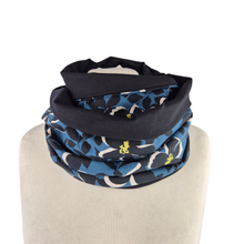Lade das Bild in den Galerie-Viewer, Loop &quot;Flom&quot; handgemacht aus Jersey mit Blumenmuster blau-schwarz
