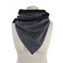 Lade das Bild in den Galerie-Viewer, Loop „Nox“  mit Totenköpfen und Knopf aus Baumwolle schwarz weiß Rockabilly Totenkopf
