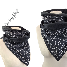 Lade das Bild in den Galerie-Viewer, Winterloop Fleece NOTEN Schwarz – warmer Fleeceloop mit Noten &amp; Notenschlüsseln
