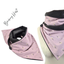 Lade das Bild in den Galerie-Viewer, Winterloop Fleece BLÜMCHEN altrosa – warmer Fleeceloop mit kleinen Blumen
