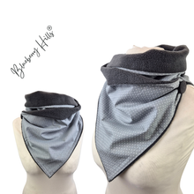 Lade das Bild in den Galerie-Viewer, Winterloop Fleece MINI DOTS Hellgrau – warmer Fleeceloop mit Punkten
