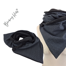 Lade das Bild in den Galerie-Viewer, Winterloop Fleece schwarz grau edel – warmer Unisex Fleeceloop mit grafischem Muster
