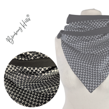 Lade das Bild in den Galerie-Viewer, Loop „Nox“  mit Totenköpfen und Knopf aus Baumwolle schwarz weiß Rockabilly Totenkopf
