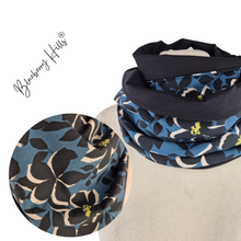 Lade das Bild in den Galerie-Viewer, Loop &quot;Flom&quot; handgemacht aus Jersey mit Blumenmuster blau-schwarz
