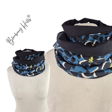 Lade das Bild in den Galerie-Viewer, Loop &quot;Flom&quot; handgemacht aus Jersey mit Blumenmuster blau-schwarz
