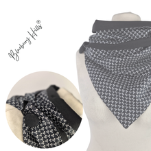 Lade das Bild in den Galerie-Viewer, Loop „Nox“  mit Totenköpfen und Knopf aus Baumwolle schwarz weiß Rockabilly Totenkopf
