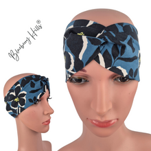Lade das Bild in den Galerie-Viewer, Haarband &quot;Flom&quot; handgemacht aus Baumwolljersey – blaues Damen Kopfband mit Blumenmuster
