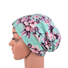 Lade das Bild in den Galerie-Viewer, Beanie &quot;Hanami&quot; handgemacht aus Baumwolljersey mintgrün Kirchblüte Japan

