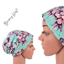 Lade das Bild in den Galerie-Viewer, Beanie &quot;Hanami&quot; handgemacht aus Baumwolljersey mintgrün Kirchblüte Japan
