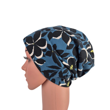 Lade das Bild in den Galerie-Viewer, Beanie &quot;Flom&quot; handgemacht aus Baumwolljersey blau schwarz mit Blumenmuster
