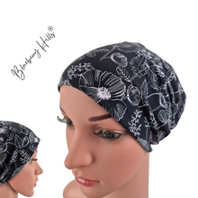 Lade das Bild in den Galerie-Viewer, Beanie &quot;Svartlin&quot; Damen schwarz weiß Jersey Blumen
