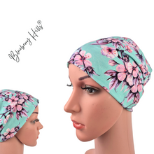 Lade das Bild in den Galerie-Viewer, Beanie &quot;Hanami&quot; handgemacht aus Baumwolljersey mintgrün Kirchblüte Japan
