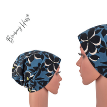 Lade das Bild in den Galerie-Viewer, Beanie &quot;Flom&quot; handgemacht aus Baumwolljersey blau schwarz mit Blumenmuster
