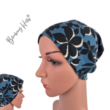 Lade das Bild in den Galerie-Viewer, Beanie &quot;Flom&quot; handgemacht aus Baumwolljersey blau schwarz mit Blumenmuster
