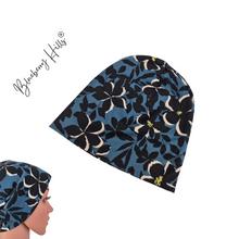 Lade das Bild in den Galerie-Viewer, Beanie &quot;Flom&quot; handgemacht aus Baumwolljersey blau schwarz mit Blumenmuster
