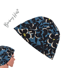 Lade das Bild in den Galerie-Viewer, Beanie &quot;Flom&quot; handgemacht aus Baumwolljersey blau schwarz mit Blumenmuster
