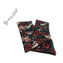 Lade das Bild in den Galerie-Viewer, Armstulpen CHERRY RIOT Schwarz-Rot – Punk Pulswärmer im Tattoo Style
