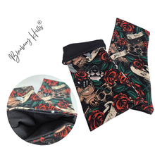 Lade das Bild in den Galerie-Viewer, Armstulpen CHERRY RIOT Schwarz-Rot – Punk Pulswärmer im Tattoo Style
