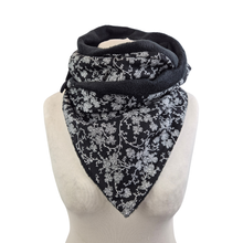 Lade das Bild in den Galerie-Viewer, Winterloop Fleece RANKEN schwarz – warmer Fleeceloop schwarz mit weißen Blumenranken
